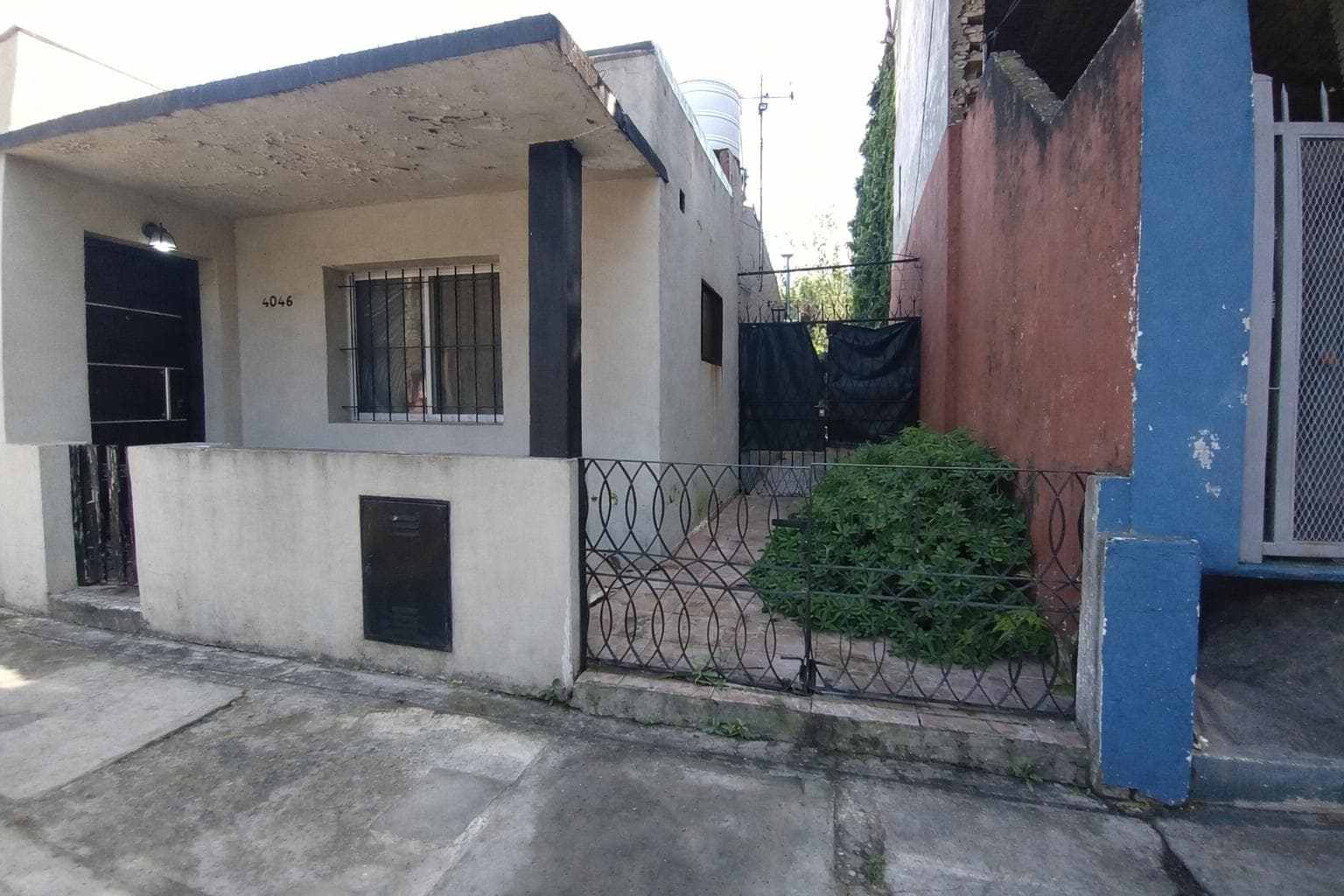 HOUSE FOR SALE: Needs Renovation, Large Lot in Berazategui