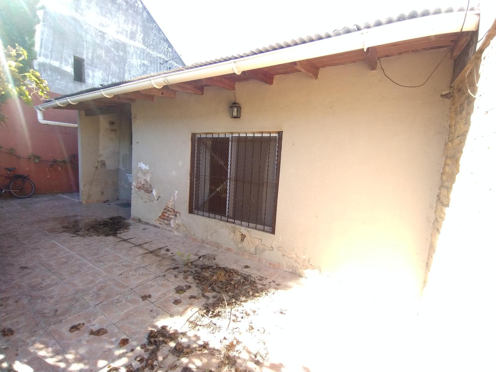 HOUSE FOR SALE: Needs Renovation, Large Lot in Berazategui