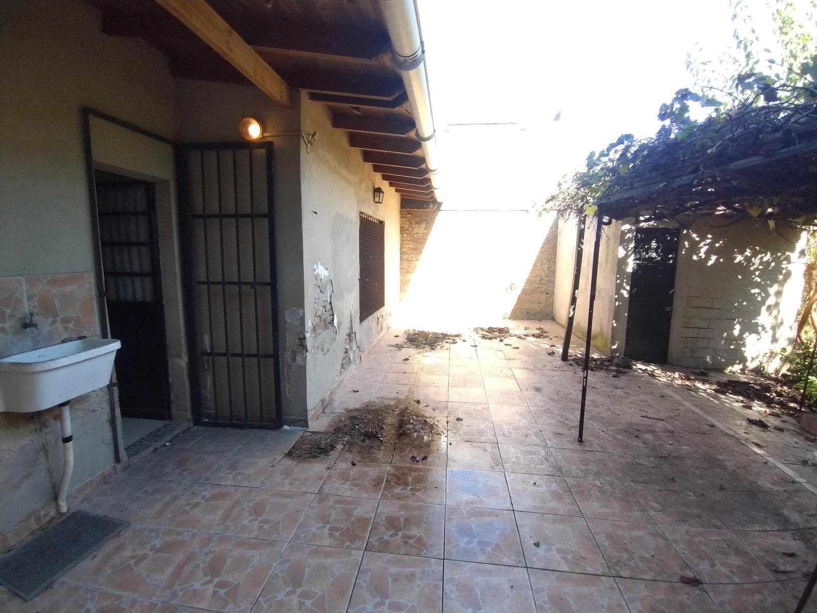 HOUSE FOR SALE: Needs Renovation, Large Lot in Berazategui