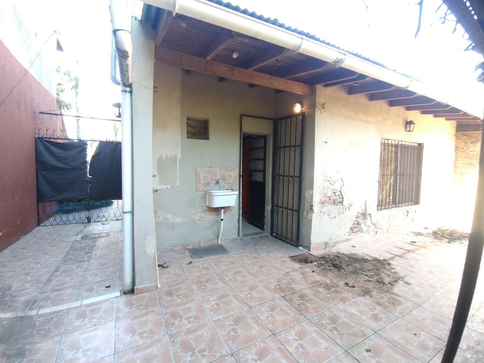 HOUSE FOR SALE: Needs Renovation, Large Lot in Berazategui