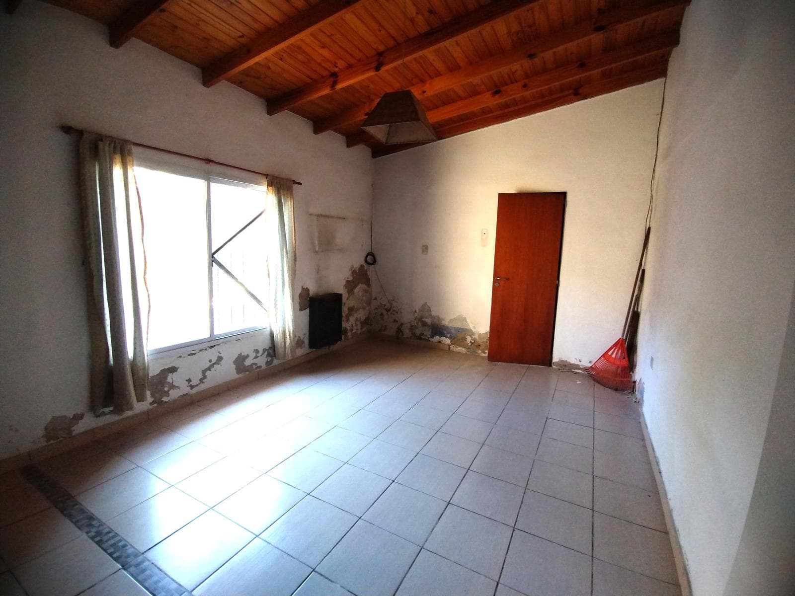 HOUSE FOR SALE: Needs Renovation, Large Lot in Berazategui