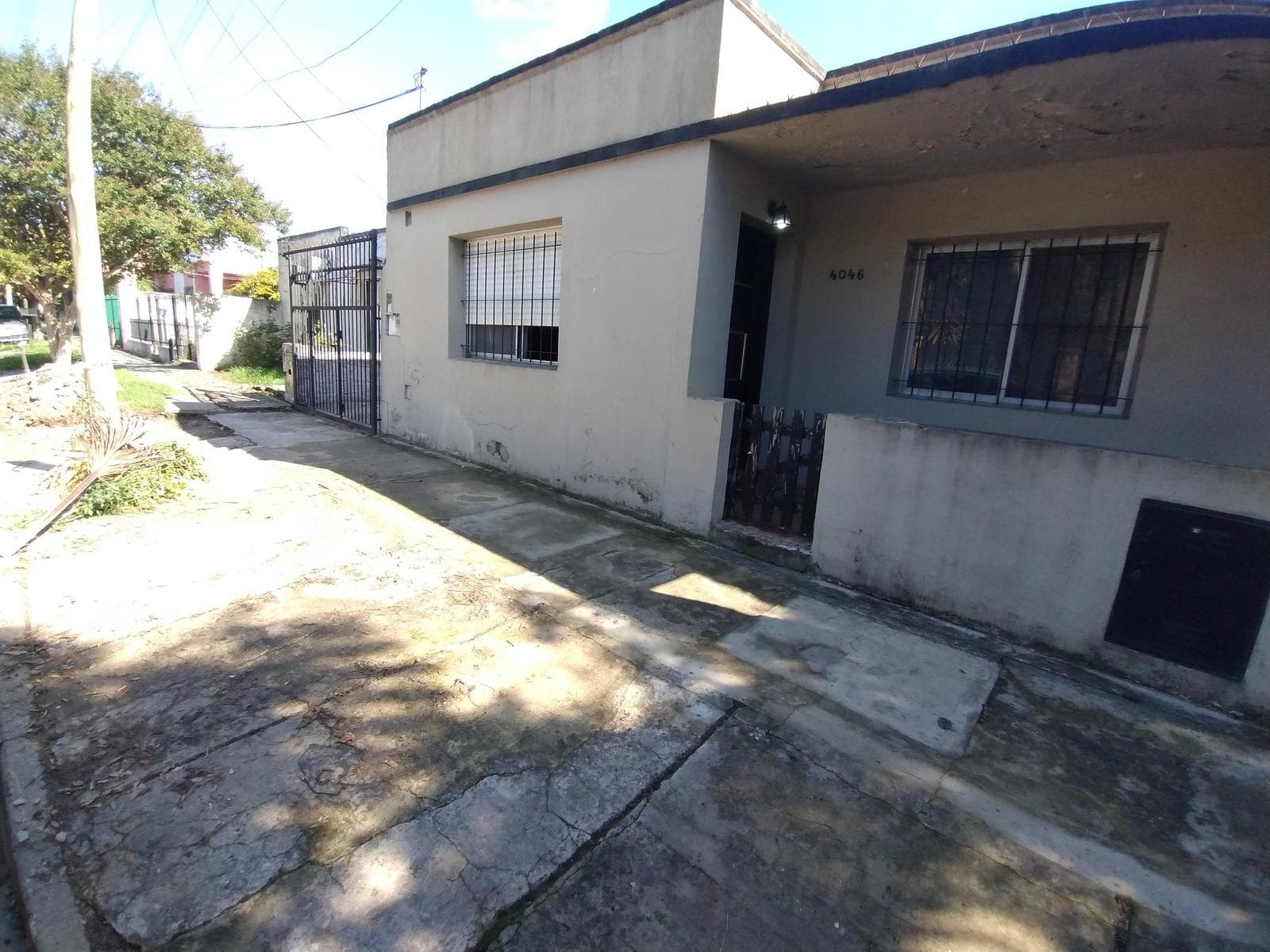 HOUSE FOR SALE: Needs Renovation, Large Lot in Berazategui