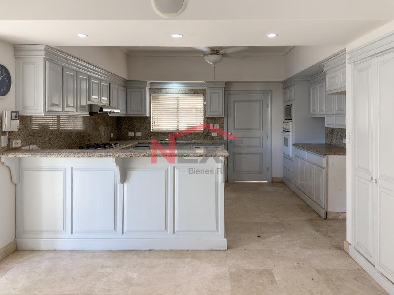 HOUSE FOR SALE IN THE PRADOS DE CENTENARIO NEIGHBORHOOD