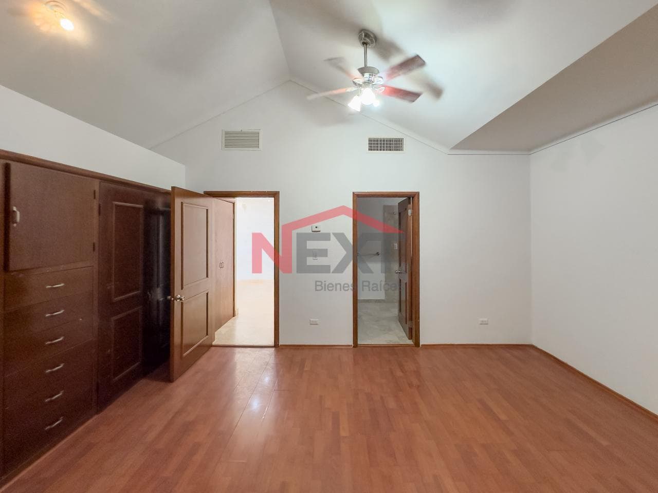 HOUSE FOR SALE IN THE PRADOS DE CENTENARIO NEIGHBORHOOD