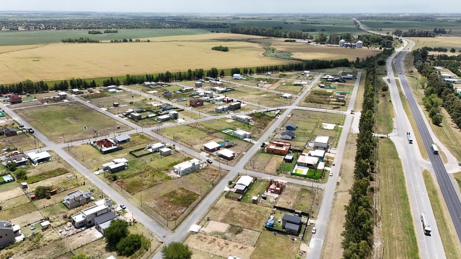 360 m² lot for sale in the Cardales Chico neighborhood. Immediate possession and title transfer. No maintenance fees.