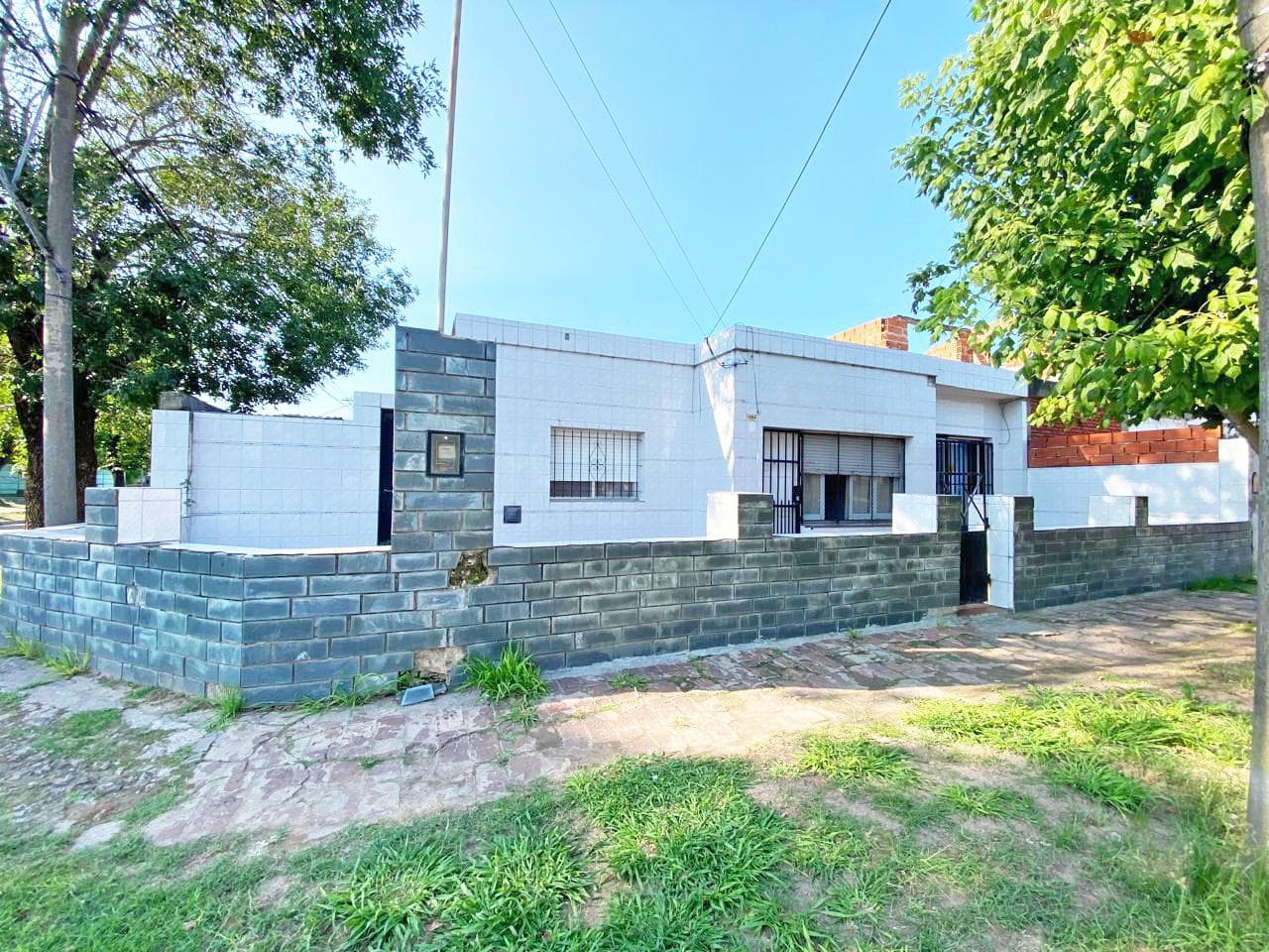 House for Sale in Villa Massoni, Zarate. 4 rooms. 2 bedrooms, patio, and laundry room.