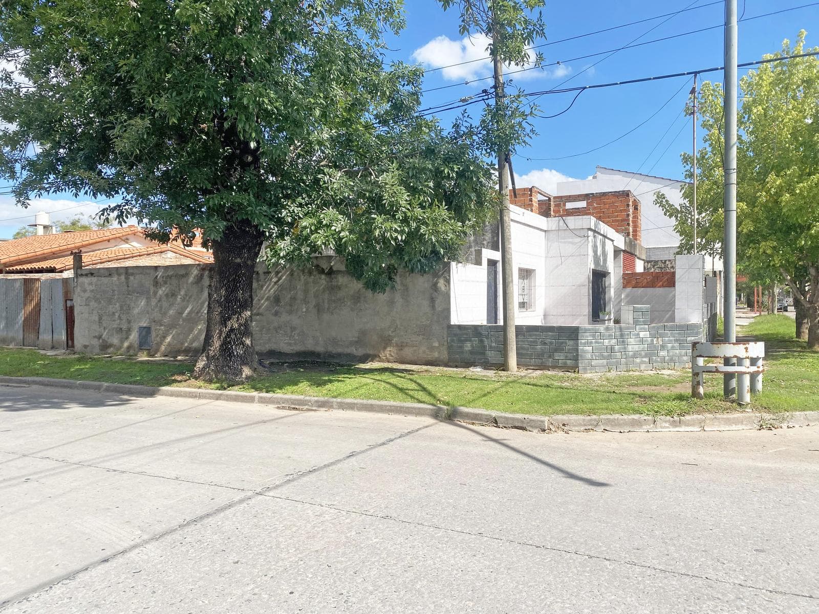 House for Sale in Villa Massoni, Zarate. 4 rooms. 2 bedrooms, patio, and laundry room.