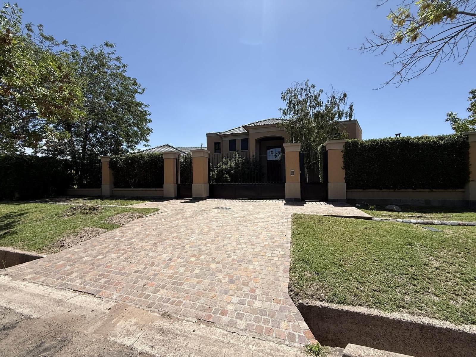 Las Candelas II Neighborhood
