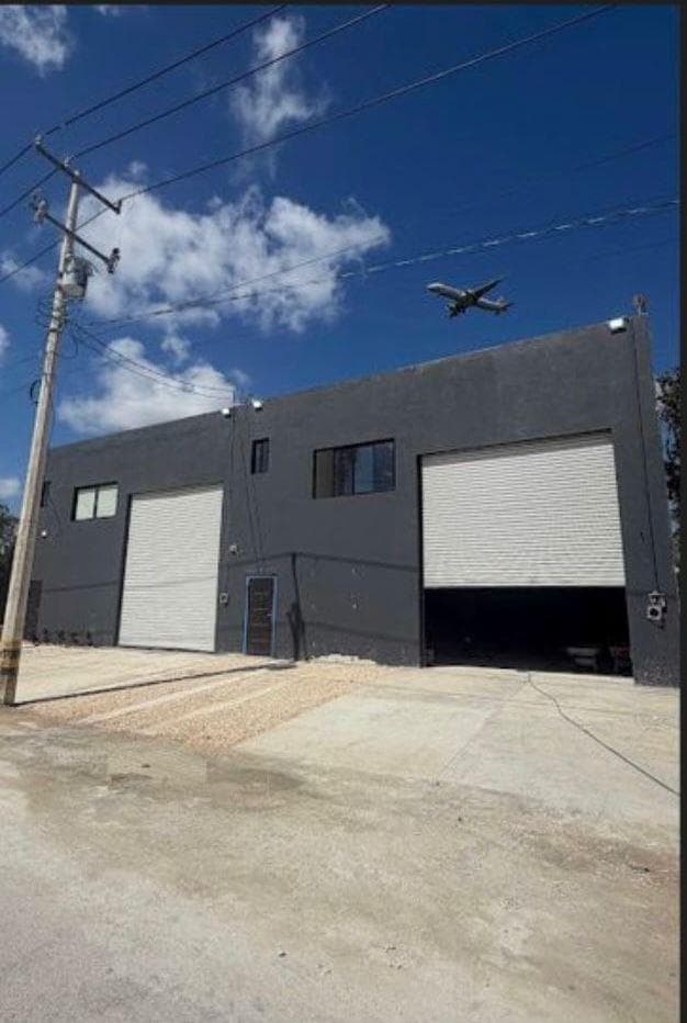 Commercial Warehouse, L-3, 250 m2, plus an office and mezzanine totaling 52 m2, El Pedregal, Cancún