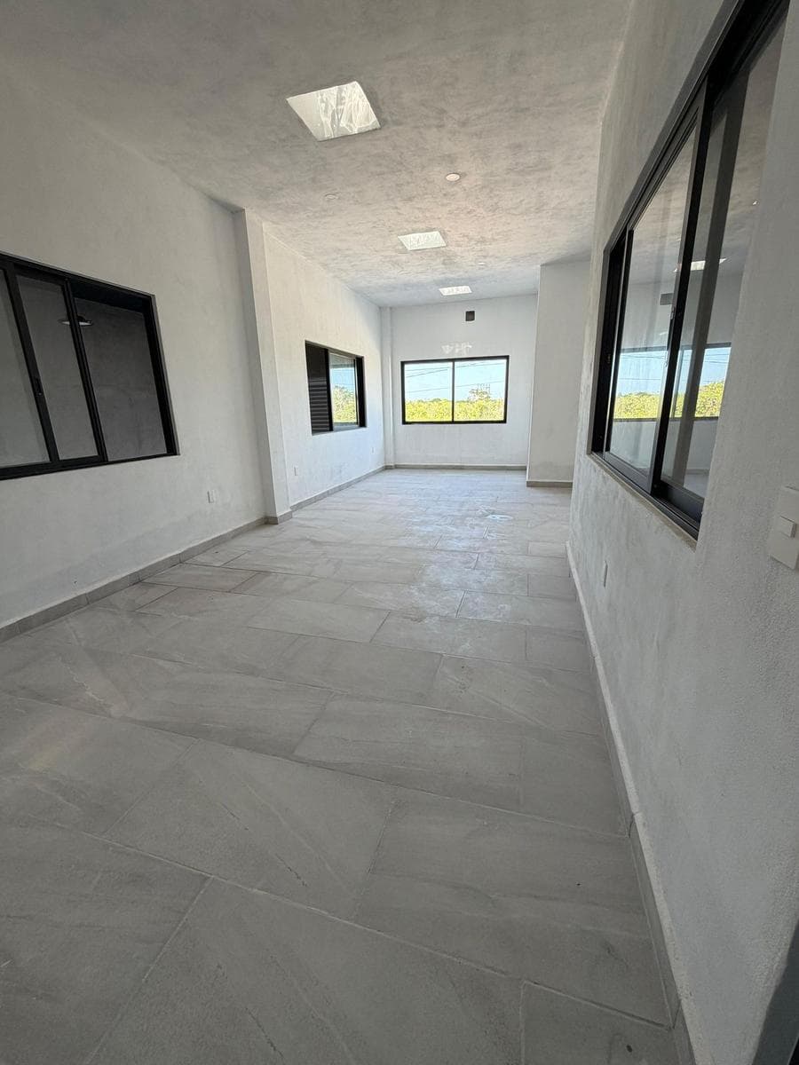 Commercial Warehouse, L-3, 250 m2, plus an office and mezzanine totaling 52 m2, El Pedregal, Cancún