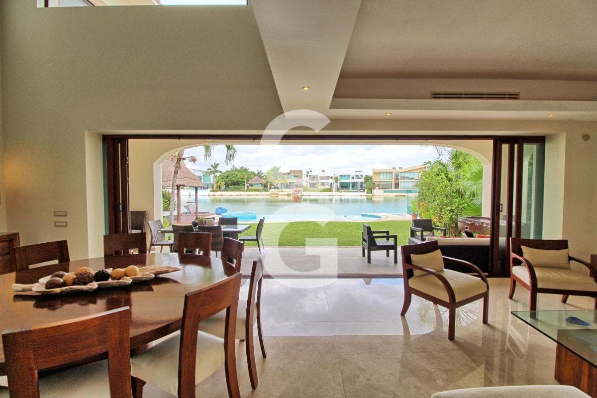 House for Sale in Cancún in the Lagos del Sol Residential Complex, Lakefront, with a Terrace, Garden, and Pool
