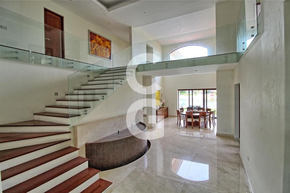 House for Sale in Cancún in the Lagos del Sol Residential Complex, Lakefront, with a Terrace, Garden, and Pool