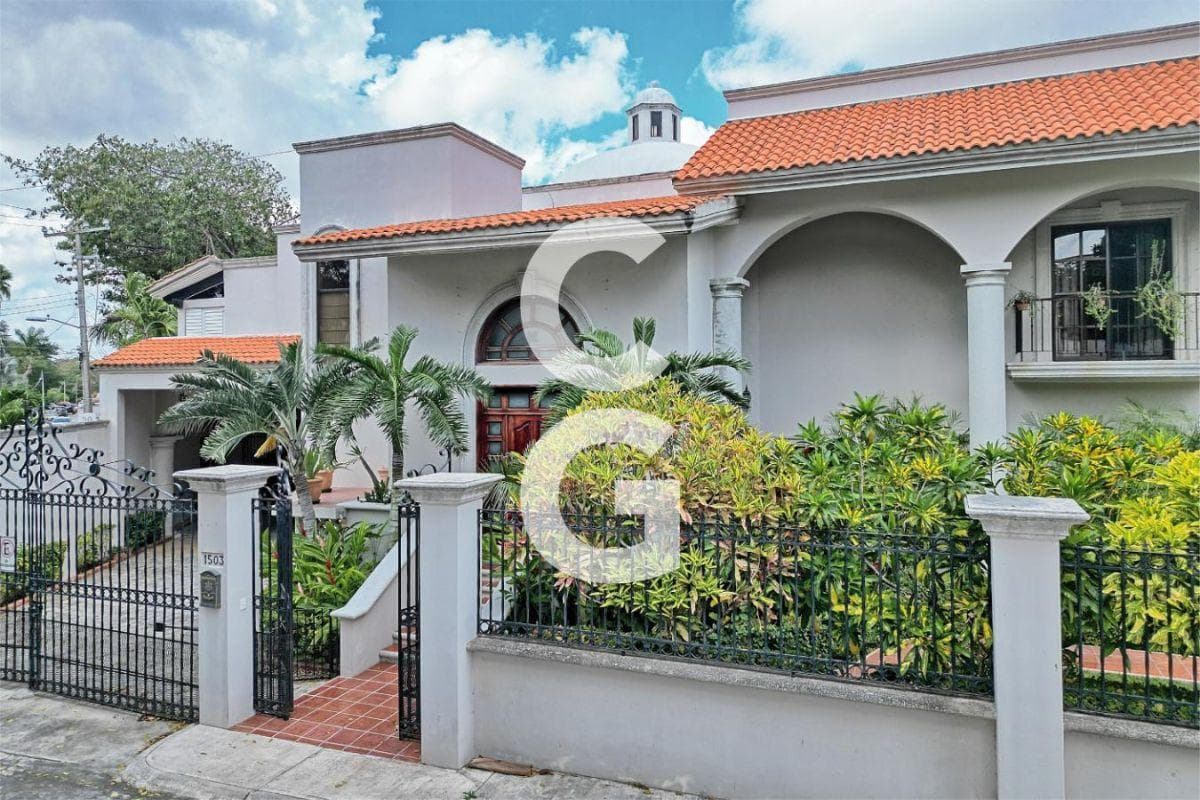 House for Sale in Cancún in the Residencial Campestre Cancún Development with a Pool, Yard, and 4 Bedrooms