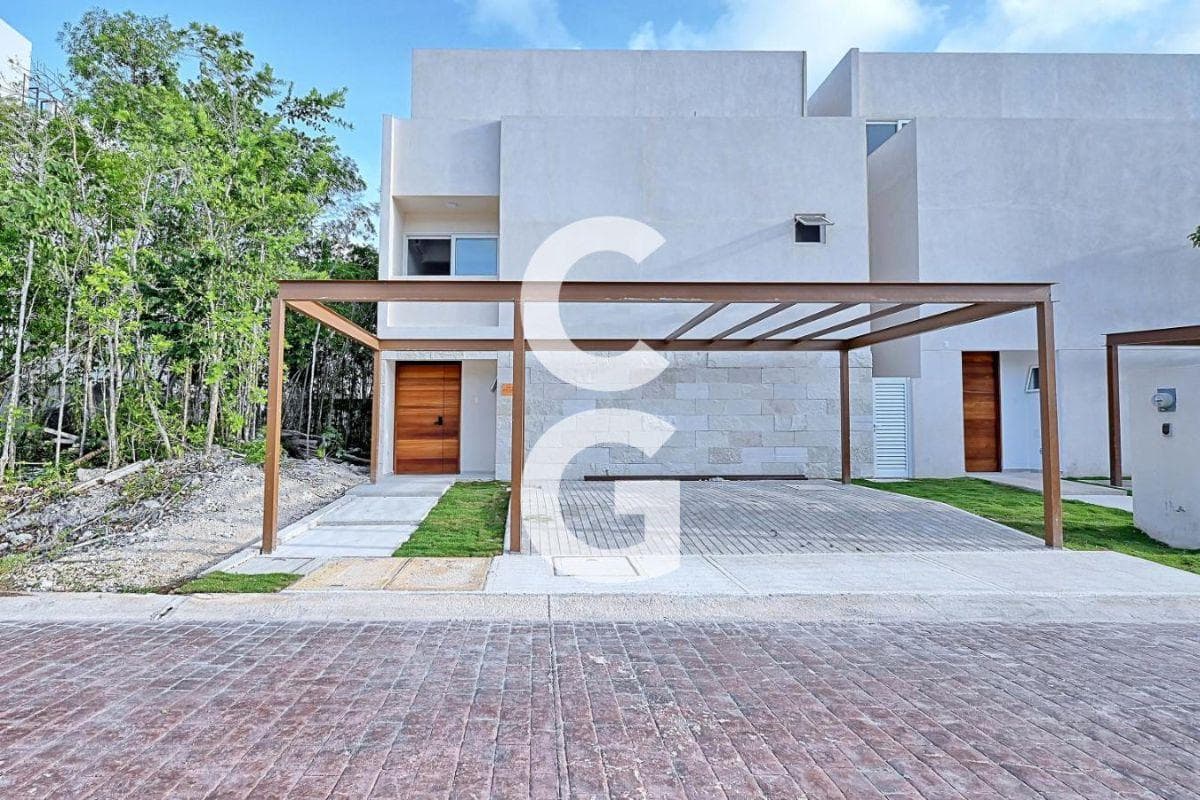 House for Sale in Cancún in the Vía Cumbres Residential Complex with a Terrace and Pool
