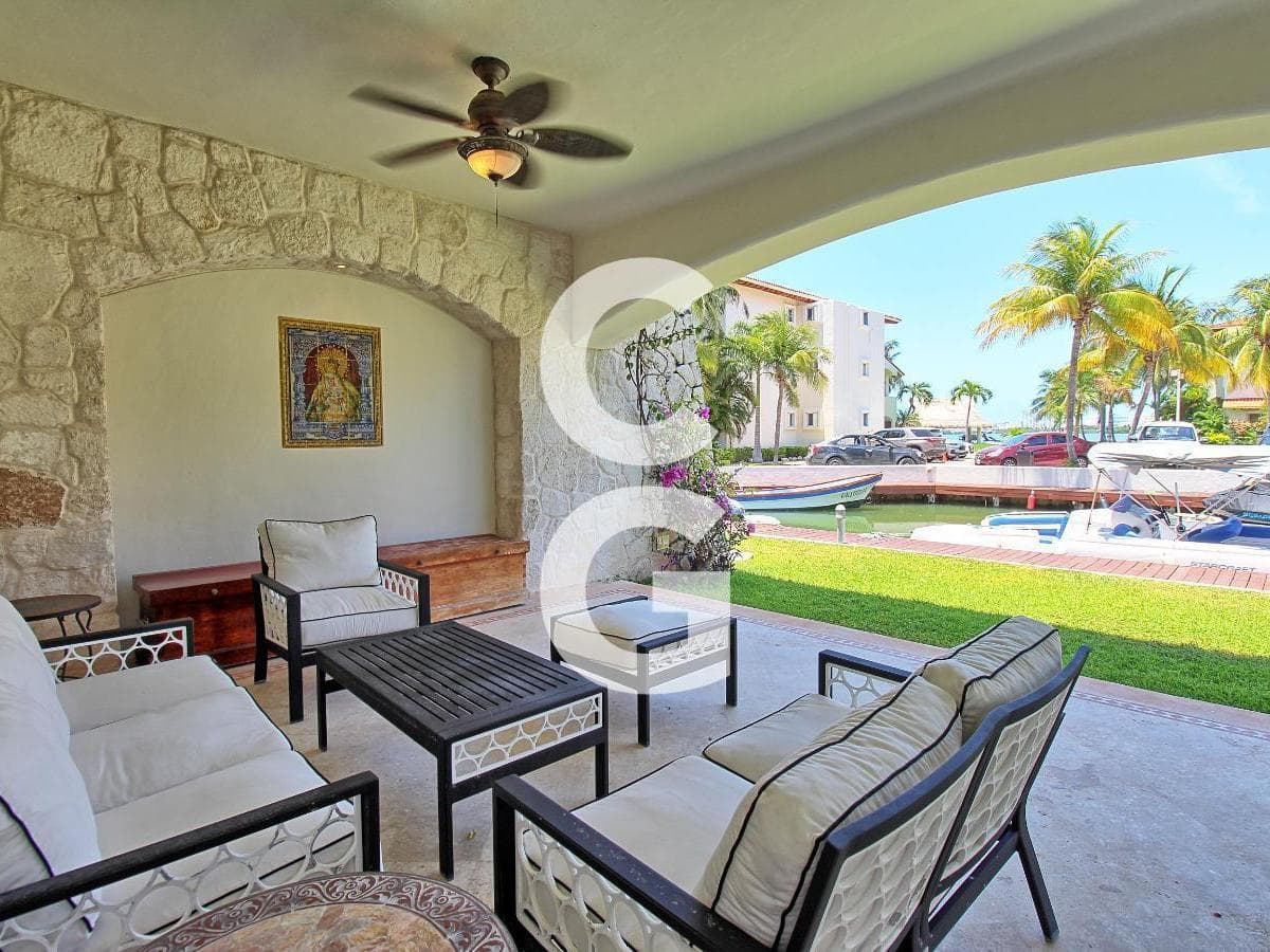 House for Sale in Cancún in the Isla Dorada Residential Complex with a Terrace Facing the Pier