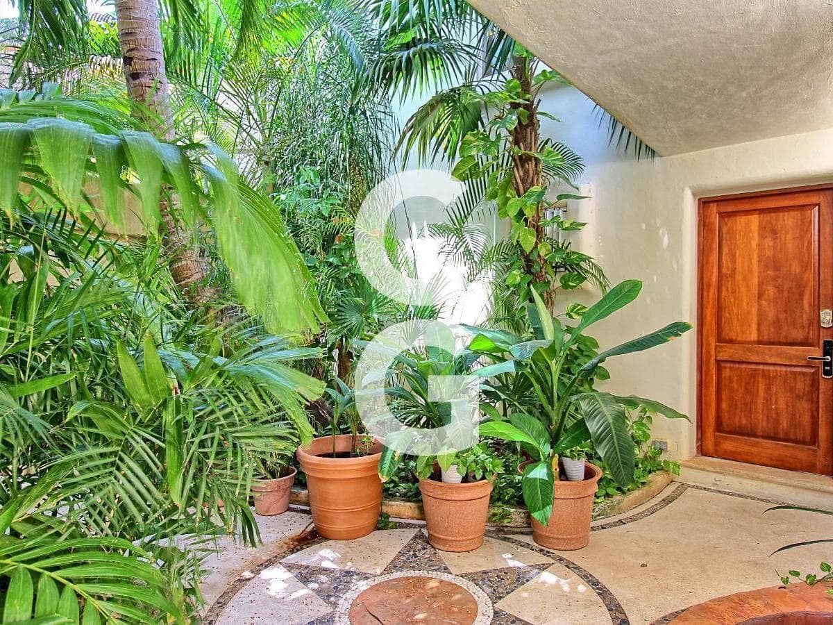 House for Sale in Cancún in the Isla Dorada Residential Complex with a Terrace Facing the Pier