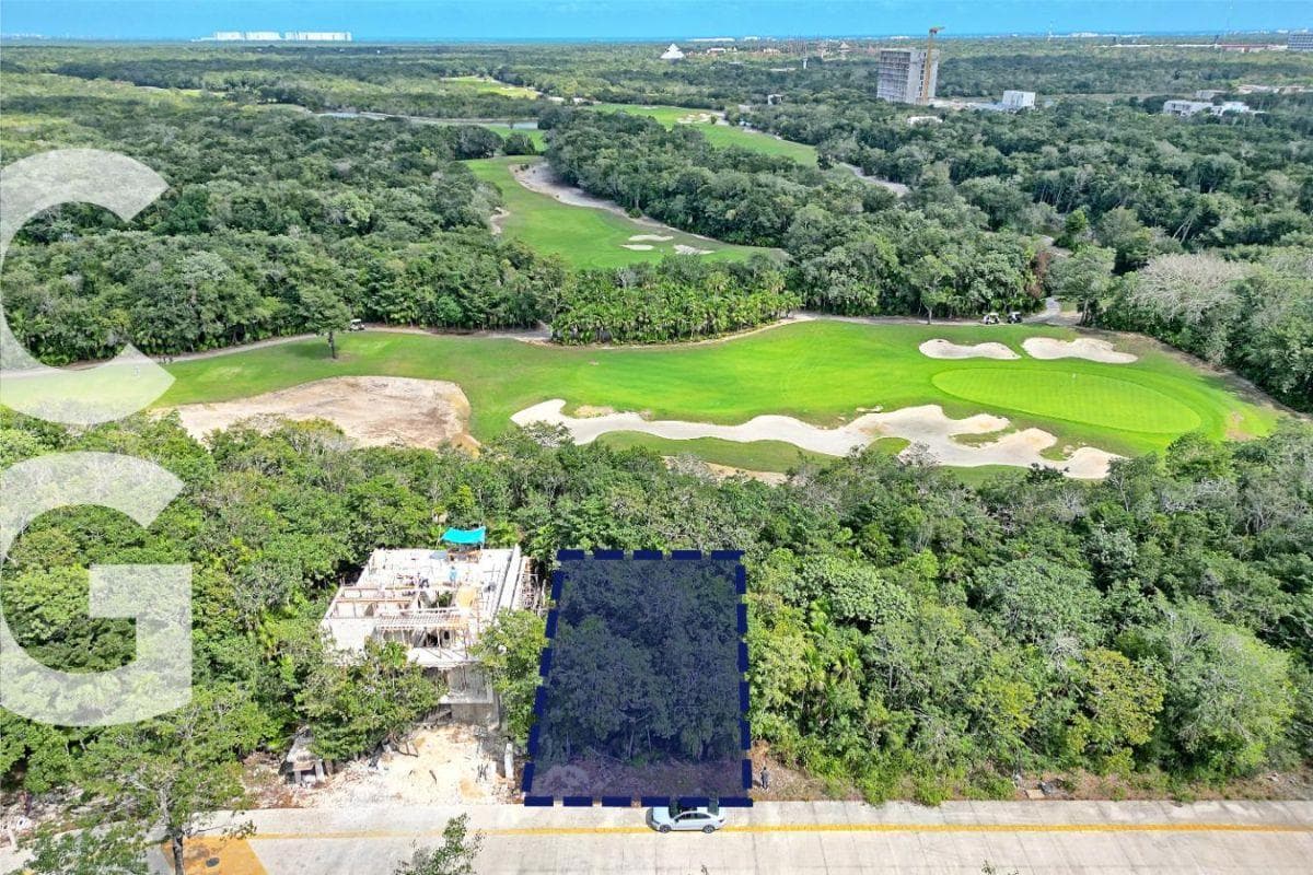 Land for Sale in Cancún in the Cancun Country Club Residential Community, 375 m2, Facing the Golf Course