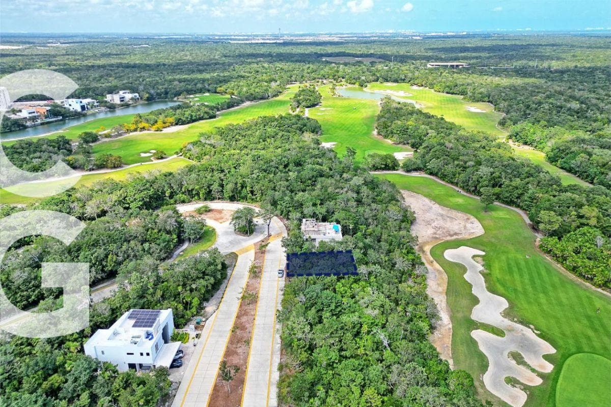 Land for Sale in Cancún in the Cancun Country Club Residential Community, 375 m2, Facing the Golf Course