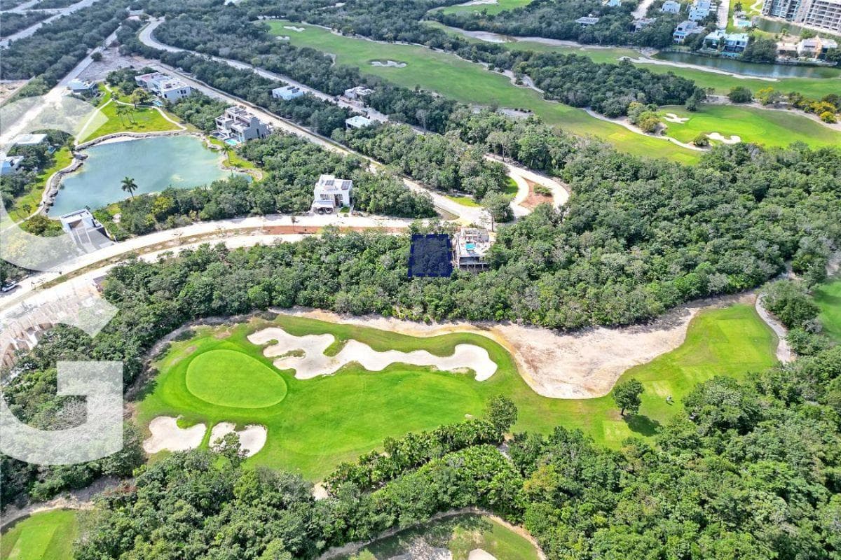 Land for Sale in Cancún in the Cancun Country Club Residential Community, 375 m2, Facing the Golf Course