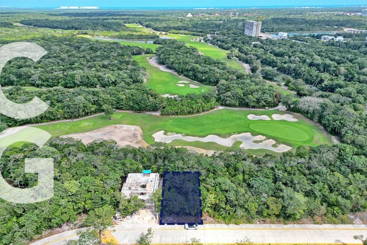 Land for Sale in Cancún in the Cancun Country Club Residential Community, 375 m2, Facing the Golf Course