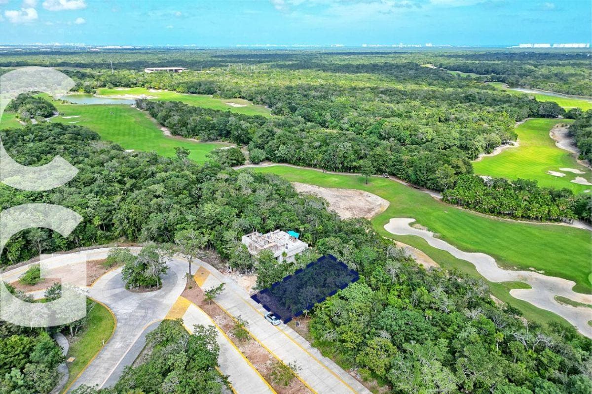 Land for Sale in Cancún in the Cancun Country Club Residential Community, 375 m2, Facing the Golf Course