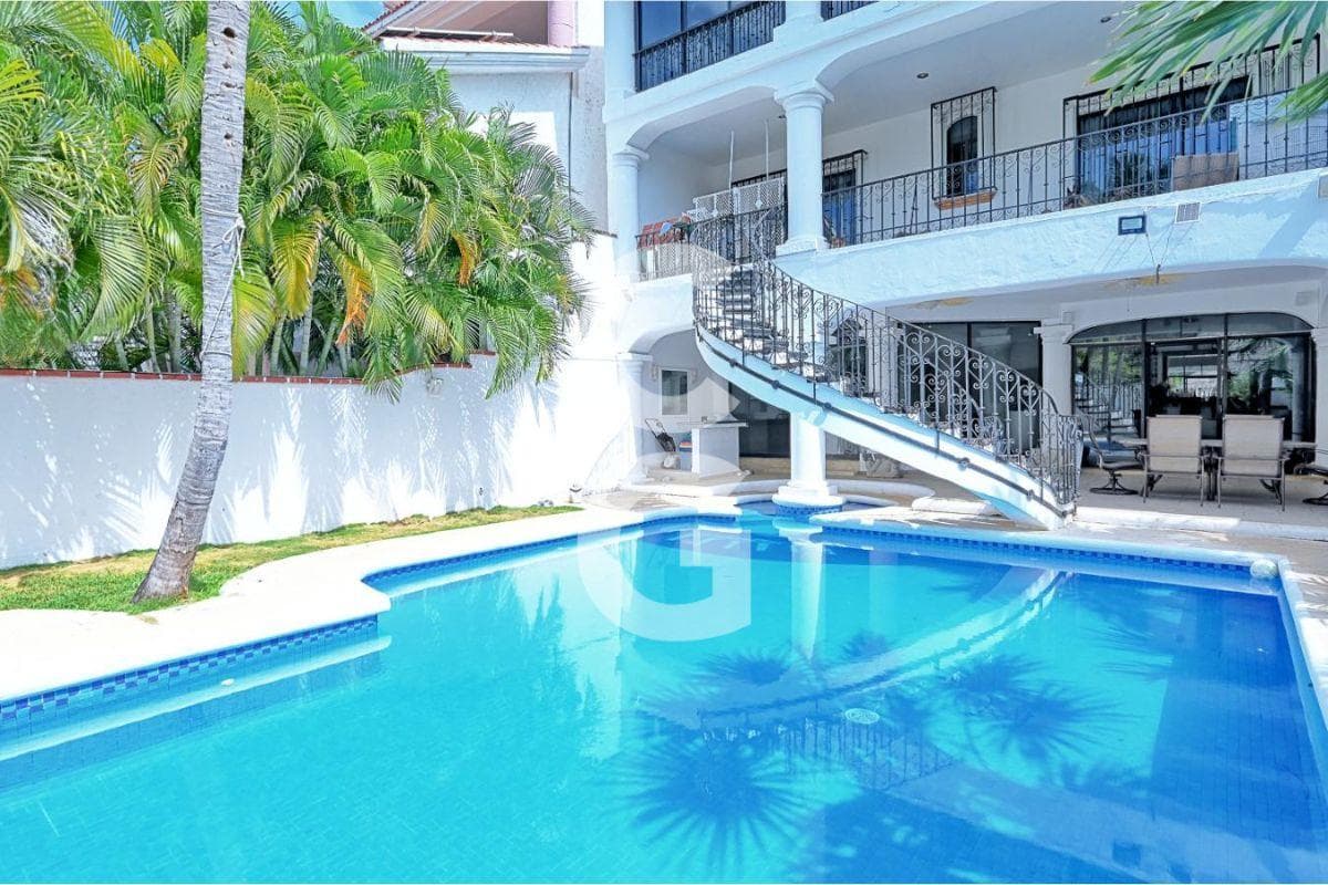 House for Sale in Cancún on Quetzal Street in the Hotel Zone with a Pool and Garden