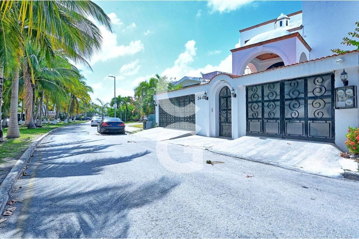 House for Sale in Cancún on Quetzal Street in the Hotel Zone with a Pool and Garden