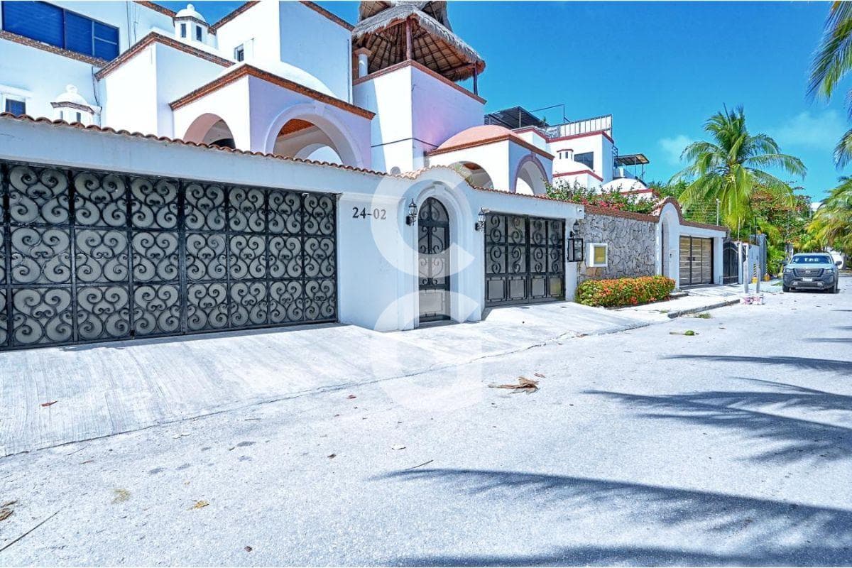 House for Sale in Cancún on Quetzal Street in the Hotel Zone with a Pool and Garden