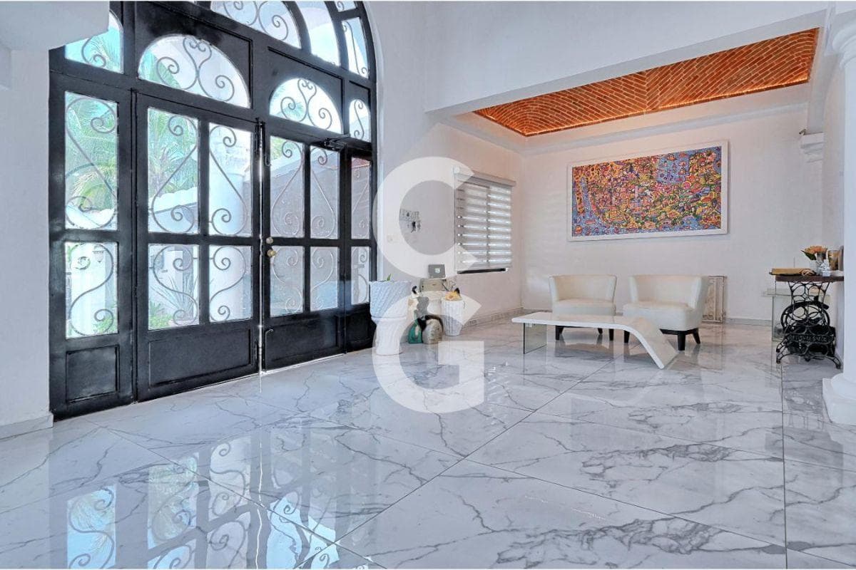House for Sale in Cancún on Quetzal Street in the Hotel Zone with a Pool and Garden