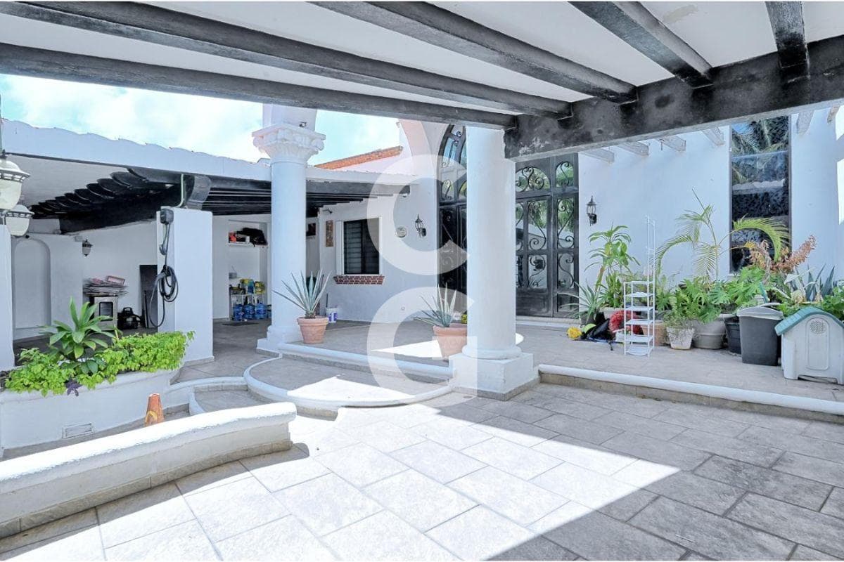 House for Sale in Cancún on Quetzal Street in the Hotel Zone with a Pool and Garden