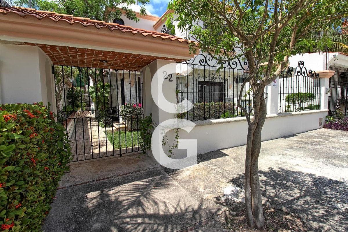 House for Sale in Cancún on Calle Farallón SM 15 with 3 Bedrooms