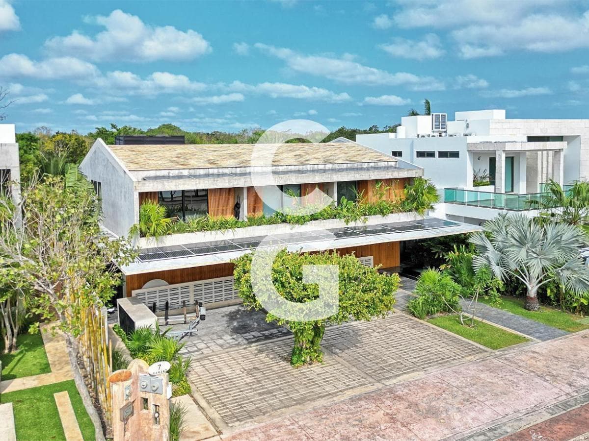 House for Sale in Cancún in the Lagos Del Sol Residential Complex with a Jacuzzi and Pool
