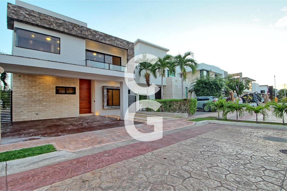 House for Rent and Sale in Cancún in the Lagos del Sol Residential Complex with a Pool and Garden