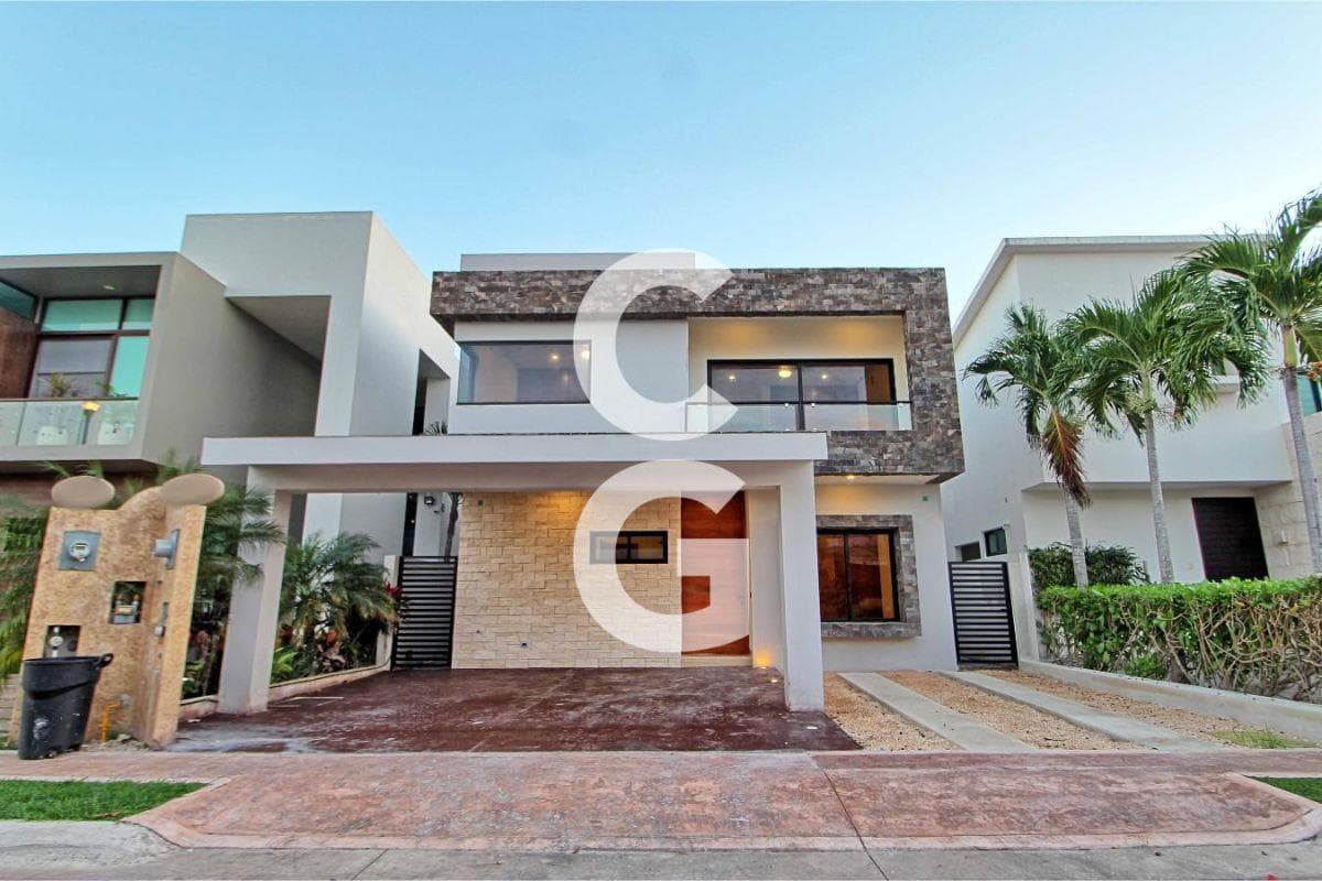 House for Rent and Sale in Cancún in the Lagos del Sol Residential Complex with a Pool and Garden