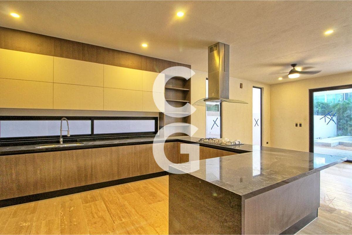 House for Rent and Sale in Cancún in the Lagos del Sol Residential Complex with a Pool and Garden