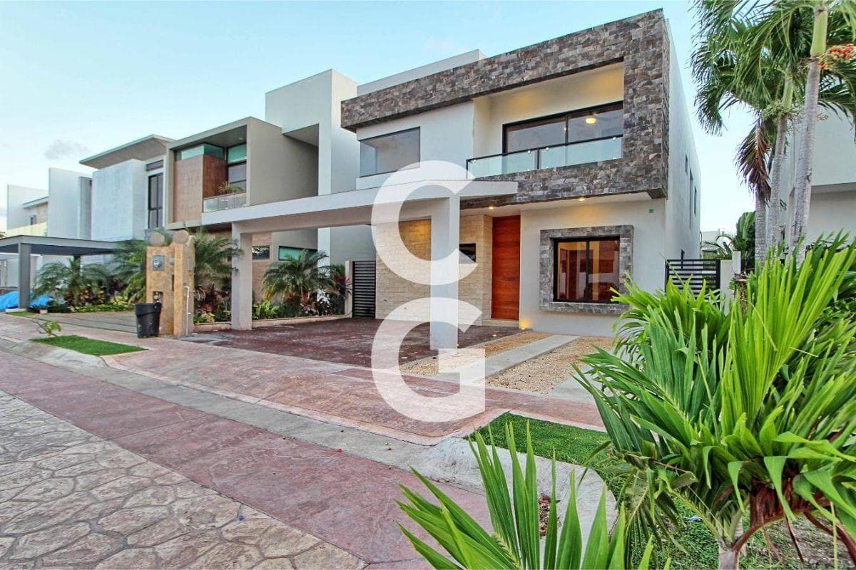 House for Rent and Sale in Cancún in the Lagos del Sol Residential Complex with a Pool and Garden