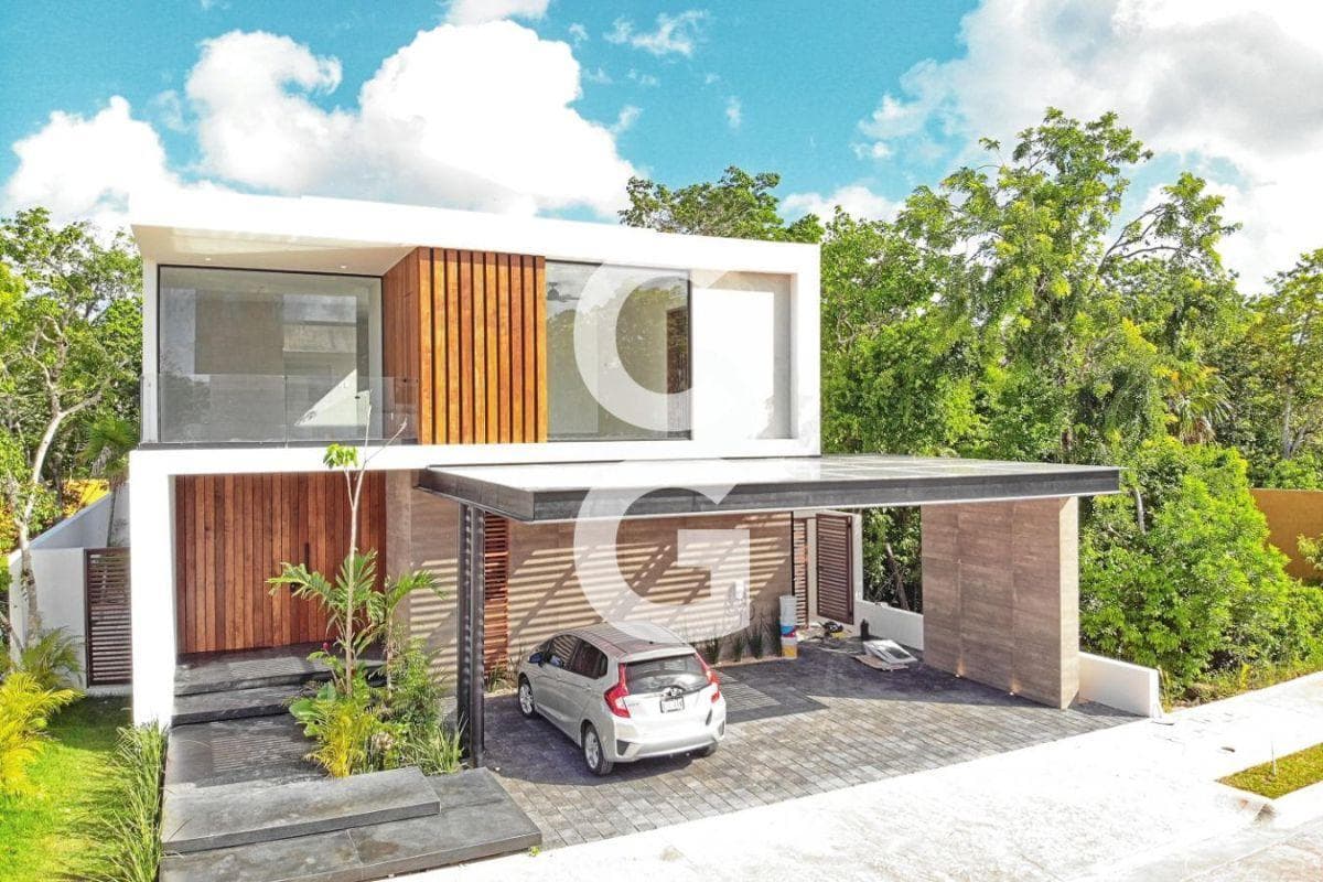 House for Sale in Cancun in the Lagos del Sol Residential Community with 4 Bedrooms and a Pool