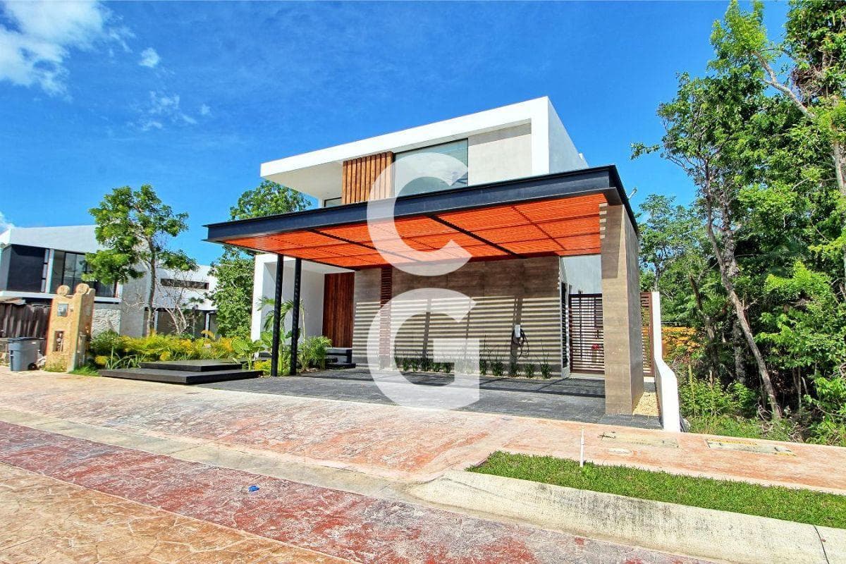 House for Sale in Cancun in the Lagos del Sol Residential Community with 4 Bedrooms and a Pool