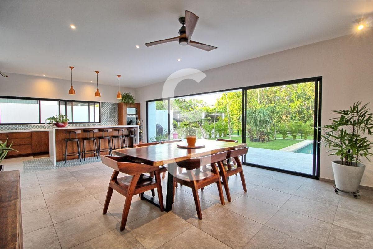 House for Sale in Cancún in the Lagos del Sol Residential Complex with a Garden and Pool