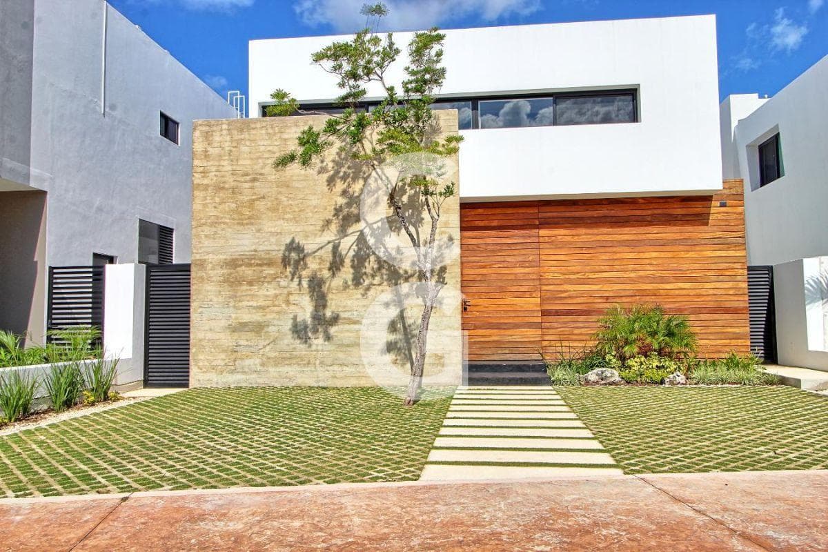 House for Sale in Cancún in the Lagos del Sol Residential Complex with a Garden and Pool