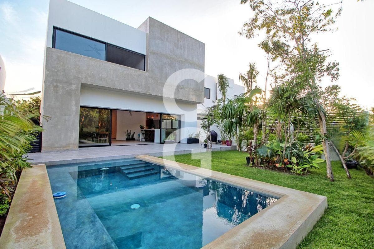 House for Sale in Cancún in the Lagos del Sol Residential Complex with a Garden and Pool