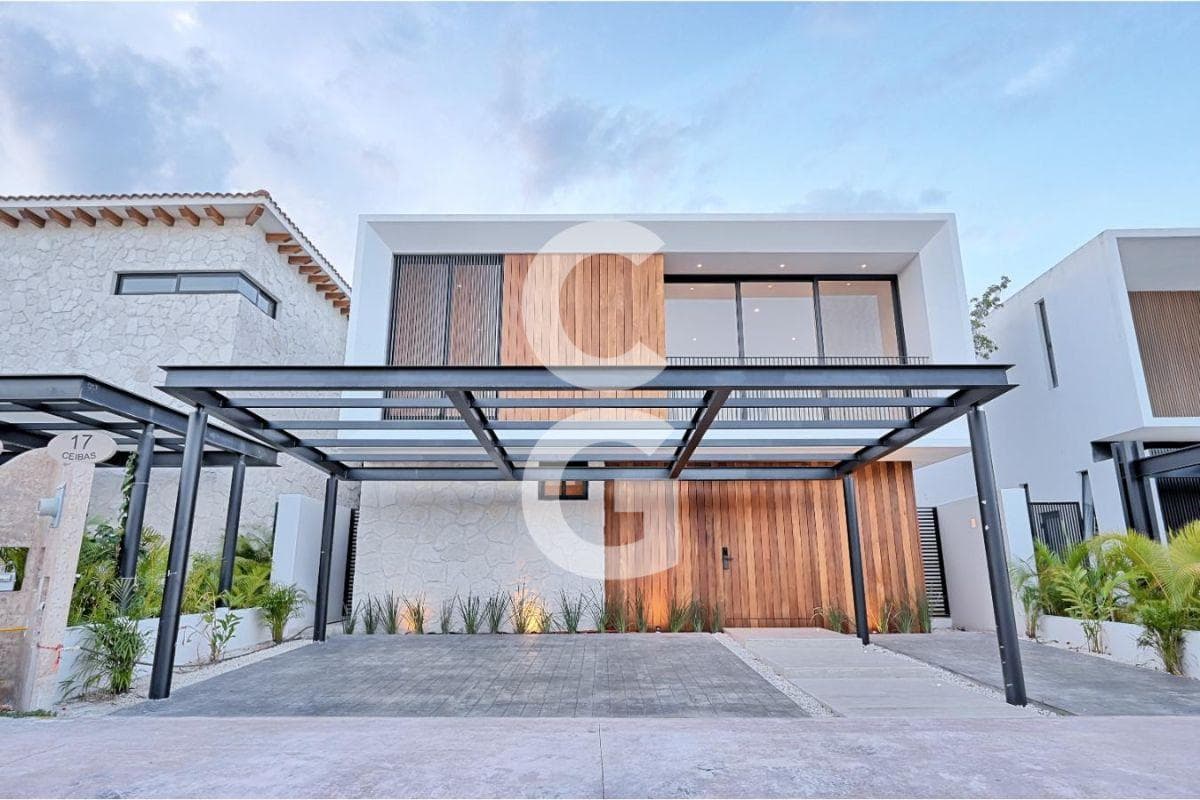 House for Sale in Cancún in the Lagos del Sol Residential Complex with a Pool and Garden