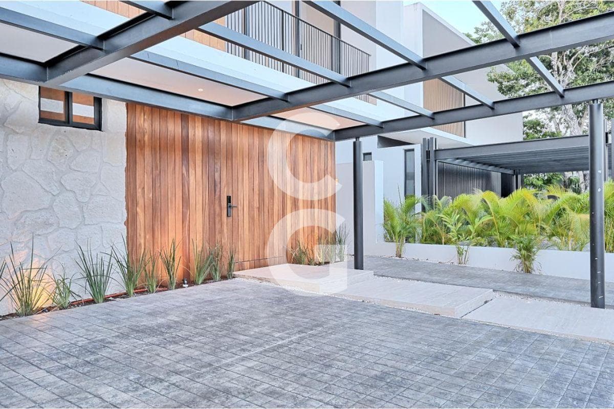 House for Sale in Cancún in the Lagos del Sol Residential Complex with a Pool and Garden