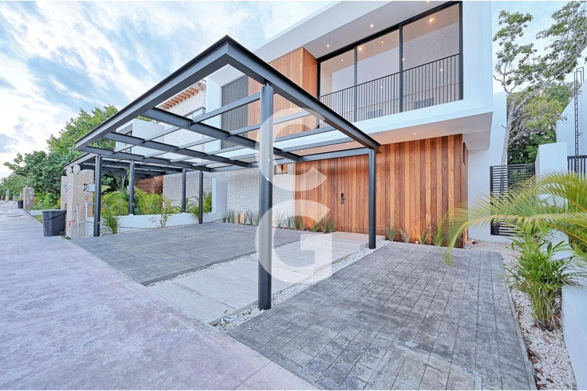 House for Sale in Cancún in the Lagos del Sol Residential Complex with a Pool and Garden