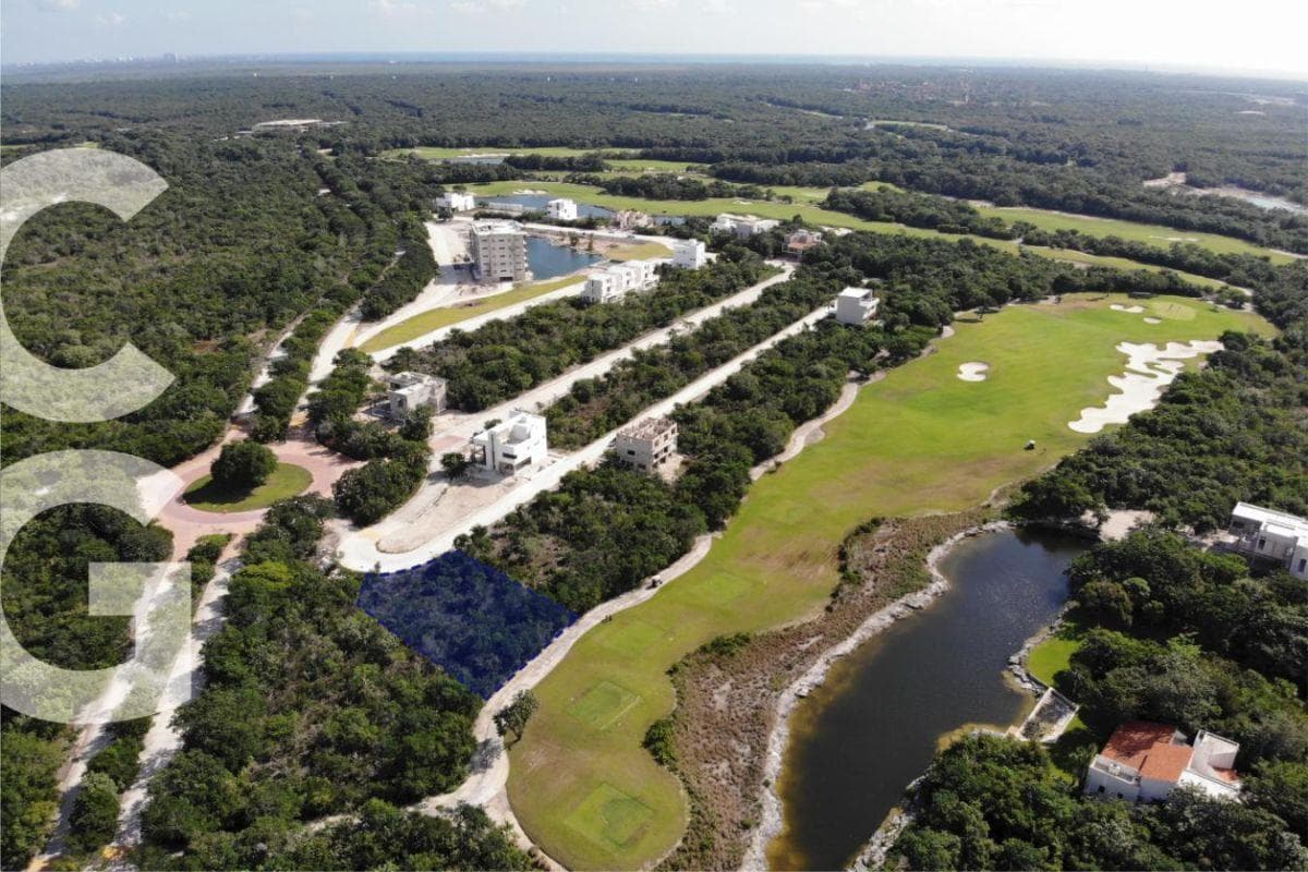 Land for Sale in Cancún in the Cancún Country Club Residential Community, Across from the Golf Course