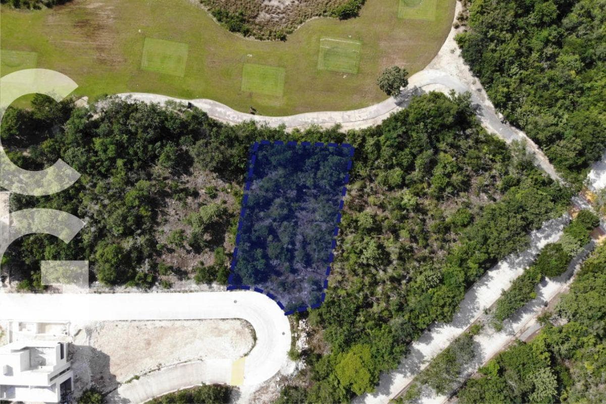 Land for Sale in Cancún in the Cancún Country Club Residential Community, Across from the Golf Course