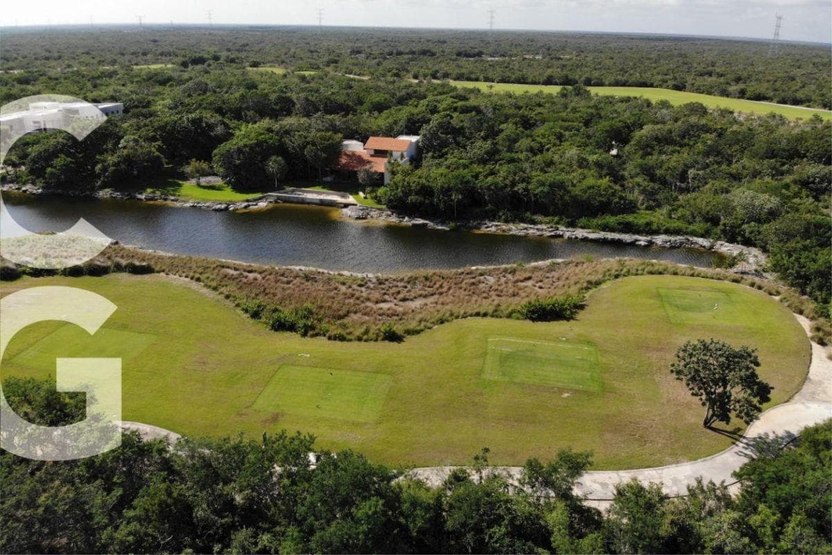 Land for Sale in Cancún in the Cancún Country Club Residential Community, Across from the Golf Course