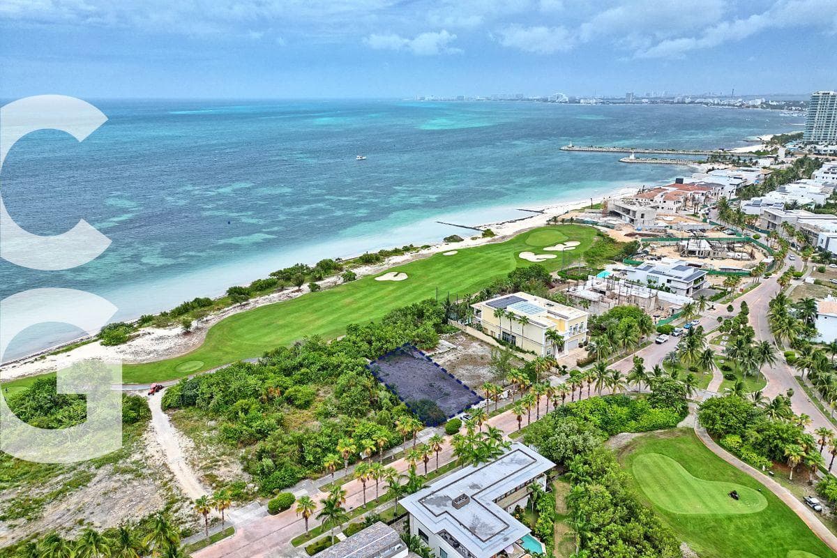 Land for Sale in Cancún in Puerto Cancún Canales, Located on the Waterfront