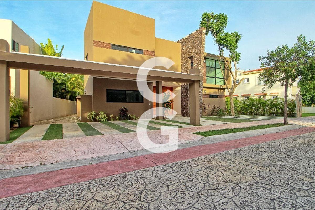 House for Sale and Rent in Cancun in the Lagos del Sol Residential Complex with a Pool