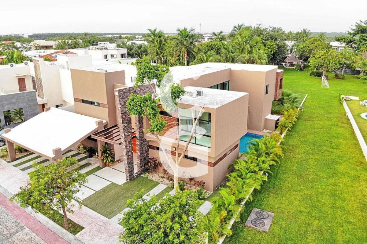 House for Sale and Rent in Cancun in the Lagos del Sol Residential Complex with a Pool